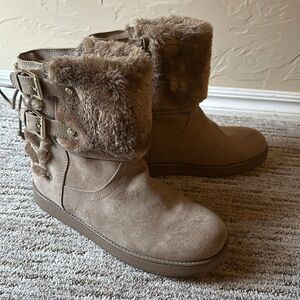 Excellent condition Guess boots with faux fur and suede in tan beige size 8M